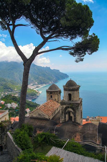 "As the horizon meets the tranquil sea, a br...